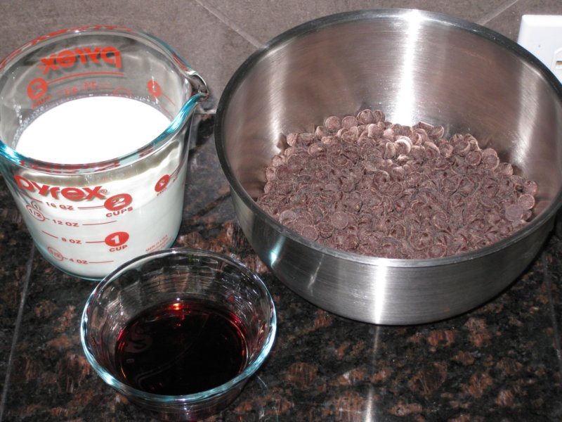 food01chocolatecupcakeswithfailedraspberrychambordganachefrosting.jpg